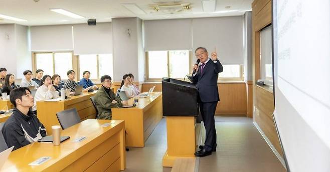 영남대 특임석좌교수를 맡고 있는 안대희 전 대법관이 로스쿨에서 특강을 하고 있다.