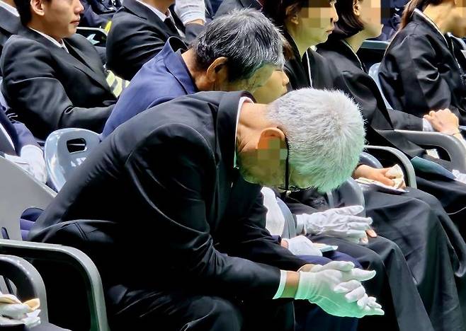 결혼을 앞두고 있던 눈에 넣어도 아프지 않을 아들을 가슴에 묻게 된 노태영 소방교의 부모님이 걷잡을 수 없는 슬픔에 무너져 내리고 있다. 이준경 기자