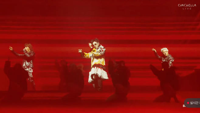 빅뱅이 13일(한국시간) 미국 캘리포니아주 인디오에서 열린 '코첼라 밸리 뮤직 앤드 아츠 페스티벌' 아웃도어 시어터 무대를 꾸미고 있다. 코첼라 유튜브 캡처