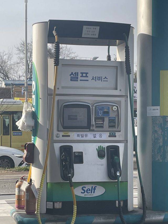 13일 경기도 김포 한 주유소 주유기에 '휘발유 없음' 안내문이 붙어 있다. 독자 제공