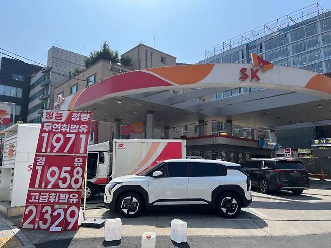 13일 오전 11시께 방문한 서울 성동구 주유소는 알뜰주유소보다 저렴한 주유소로 알려지면서 차량 행렬이 이어졌다. 장보경 기자
