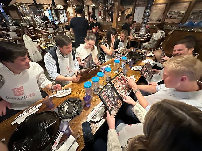 지난달 미국 뉴욕 한식당 '종로상회'에서 현지 손님들이 메뉴판을 읽고 있다. 이날 식당엔 종업원을 제외하곤 한국인을 찾기 어려웠다. 손님 벨 스토커는 "한국 드라마를 보며 한국 음식을 잘 알게 됐다"며 "내가 제일 좋아하는 건 갈비"라고 말했다./윤주헌 특파원