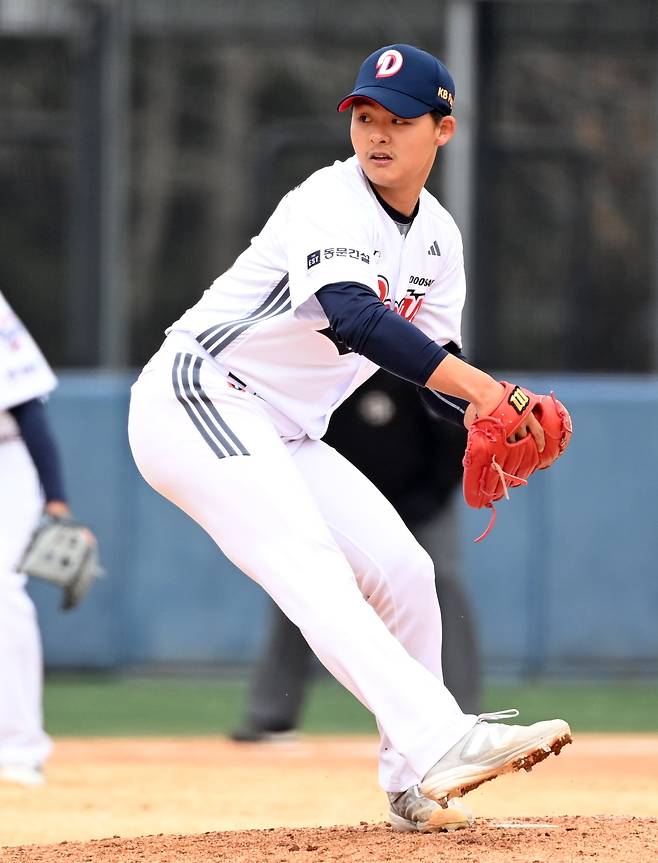 지난달 15일 이천베어스파크에서 열린 삼성과 두산의 시범경기. 두산 이교훈이 역투하고 있다. /허상욱 스포츠조선 기자