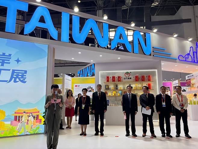 13일 오후 하이난성 하이커우시에서 열린 제6회 하이난국제소비재박람회에서 대만 측 관계자가 부스를 소개하고 있다. /하이난(중국)=이은영 특파원