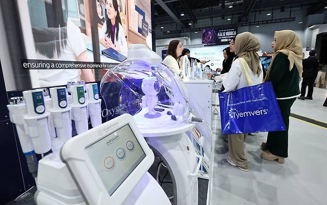 4월 12일 서울 강서구 코엑스 마곡에서 열린 대한미용성형레이저의학회 미용의료기기 박람회에서 관람객들이 부스를 살펴보고 있다./뉴스1