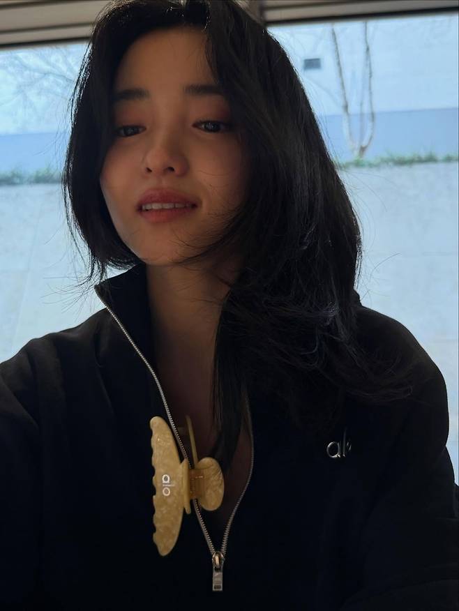 김태리의 부츠컷 레깅스 코디. 인스타그램 @kimtaeri_official