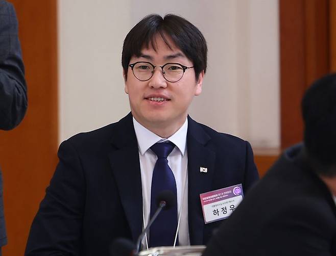 하정우 AI미래기획수석이 지난 9일 청와대에서 열린 국민경제자문회의 제1차 전체회의에 참석하고 있다. ⓒ뉴시스