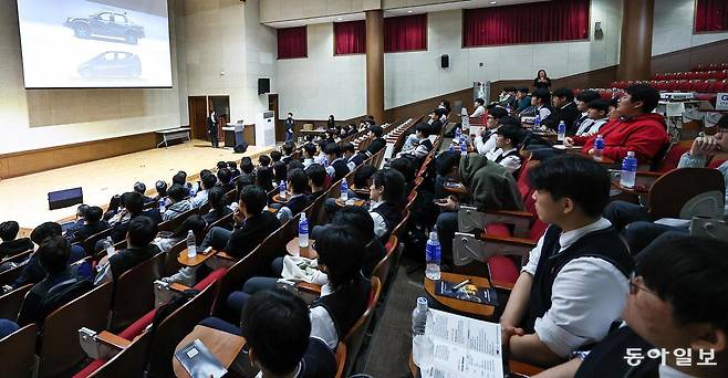 1일 서울 중구 성동공고에서 열린 ‘아우스빌둥(독일식 직업교육) 채용 설명회’에 참석한 직업계고 학생 80여 명이 독일 자동차회사 관계자들의 설명에 귀 기울이고 있다. 서울시교육청이 주한 독일상공회의소와 손잡고 해당 설명회를 연 것은 올해가 처음이다. 양회성 기자 yohan@donga.com