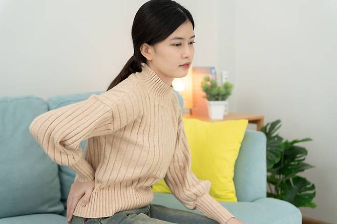 퇴행성 질환으로 여겨졌던 허리디스크 환자의 40%가 2030 세대인 것으로 나타났다. 하지 방사통 등 조기 신호를 감지하고 평소 올바른 자세를 유지하는 습관이 중요하다. 사진=게티이미지뱅크.