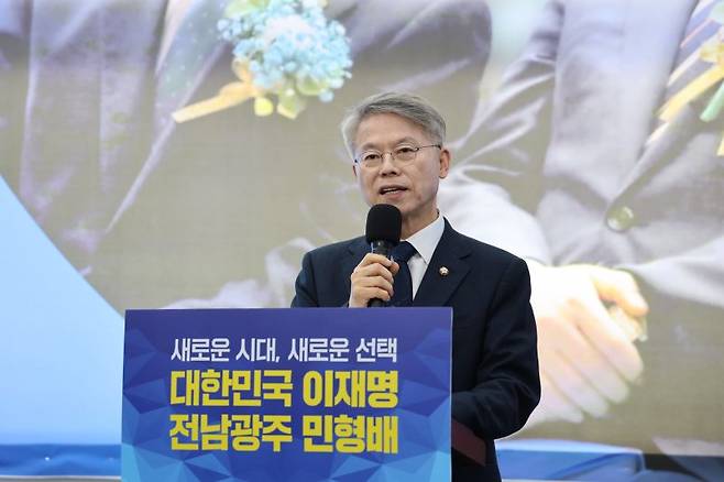 민형배 더불어민주당 전남광주통합특별시장 예비후보는 11일 선거사무소에서 기자회견을 열고 발언하고 있다. 뉴스1