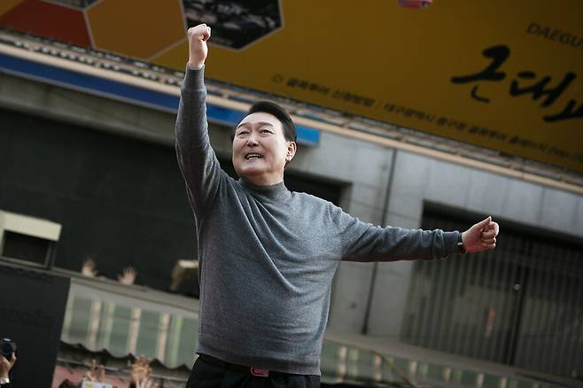 대선 후보 시절 윤석열 전 대통령이 2022년 3월8일 대구 중구 서문시장에서 열린 유세에서 유권자들에게 지지를 호소하고 있다. 연합뉴스