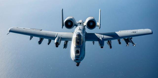 APKWS II 유도로켓을 탑재하고 중동에서 작전 중인 A-10C 공격기. 미 중부사령부