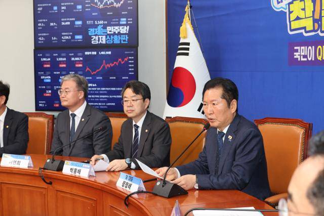 정청래 더불어민주당 대표가 14일 국회에서 열린 '착!붙 공약 프로젝트' 6·7호 공약 발표 행사에서 발언하고 있다. 연합뉴스