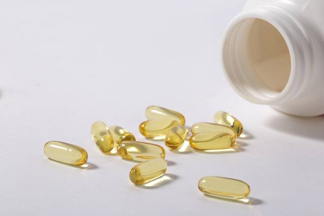 일부 건강기능식품은 복용 중인 약과 상호작용을 해 약효를 떨어뜨리거나 예상치 못한 부작용을 유발할 수 있다./사진=클립아트코리아