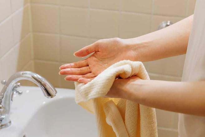 손을 아무리 깨끗이 씻어도 손에 남은 물기를 닦는 수건이 오염돼 있으면 위생 관리 효과가 작다./사진=클립아트코리아
