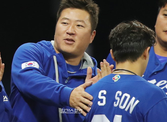 최형우(왼쪽)과 손아섭이 최다 안타 기록으로 놓고 경쟁한다. 사진은 2017년 WBC 대표팀에서 두 선수가 서로를 격려하는 모습. IS포토