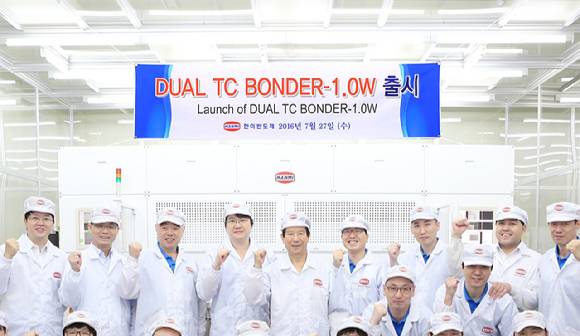 (가운데) 곽동신 회장과 창업자인 故 곽노권 회장이 2016년 7월 27일 세계 최초로 개발한 '듀얼 TC 본더(DUAL TC BONDER)' 출시 기념촬영을 했다. [사진=한미반도체]
