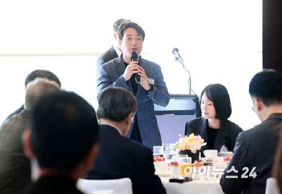 인터넷종합지 아이뉴스24와 기업·정책 전문가들이 한자리에 모여 AI 기술 동향과 산업 협력의 방향을 함께 논의하는 'K-AI 이노베이터' 조찬모임이 14일 오전 서울 용산구 한남동 그랜드하얏트서울에서 열렸다. 이정수 플리토 대표가 인사말을 하고 있다. [사진=정소희 기자]