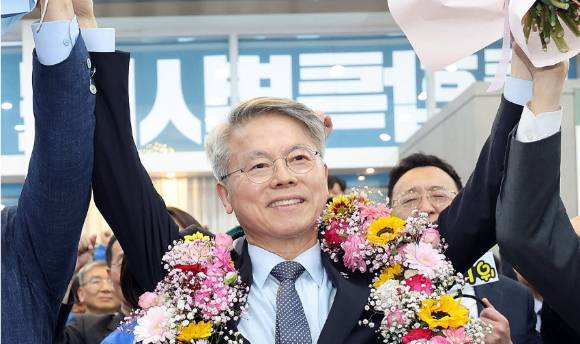 더불어민주당 민형배 의원이 6·3 지방선거 전남광주통합특별시장 후보로 선출된 뒤 축하를 받으며 기념 촬영을 하고 있다. [사진=연합뉴스]