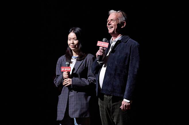 12일 ‘빌리 엘리어트’ 프리뷰 첫 공연 직전 무대 인사하는 스티븐 달드리(오른쪽). [사진 신시컴퍼니]
