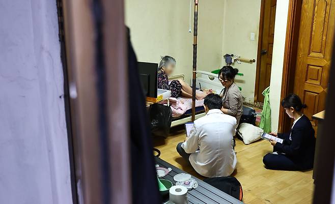 기승국 홈닥터예방의학과 의원 원장을 비롯한 재택의료팀이 지난 9일 경기도 수원시 영통구의 고령 환자 집에서 진료를 하고 있다. 김종호 기자