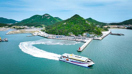 제주와 전남 진도를 오가는 ‘산타모니카호’. 최대 속도 42노트(시속 78㎞)로 육지에서 1시간30분이면 제주에 도착할 수 있다. [사진 씨월드고속훼리]