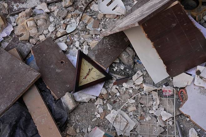 지난달 미국과 이스라엘 군사 작전으로 피해를 입은 이란 테헤란 동남부 주거용 건물 잔해 사이로 부서진 시계가 보이고 있다. AP=연합뉴스