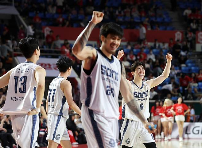 SK를 상대로 2연승을 달리고 기뻐하는 소노 선수들. 연합뉴스