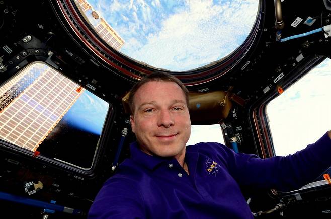 테리 버츠가 자신이 지휘한 국제우주정거장(ISS)의 코퓰라 모듈에서 찍은 사진. 총 213일 간 우주에 체류한 베테랑인 그는 아르테미스 2호 추진체인 우주발사시스템(SLS) 초기 기획에도 참여했다. /사진=내슈빌심포니