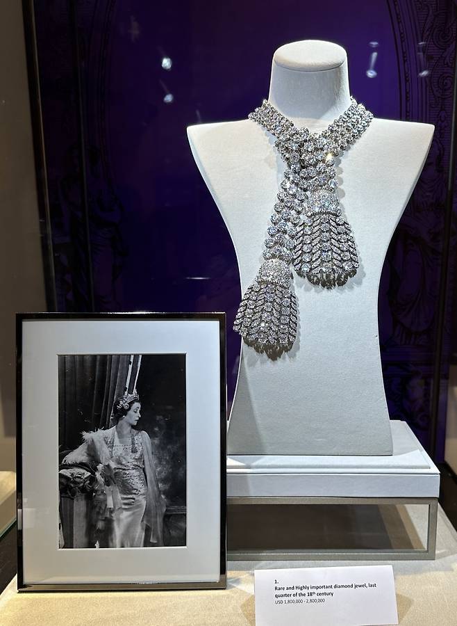 소더비에 출품된 앙글레시 네크리스(Anglesey Necklace). 18세기 후반 제작된 것으로 추정되는 약 300캐럿 규모의 500여개 스톤으로 구성된 조지안 시대의 희귀 유물. 이 목걸이의 일부 스톤이 마리 앙투아네트의 '다이아몬드 목걸이  사기 사건'과 연결됐다는 전승이 더해지면서 주목을 받았다. 2024년 11월 제네바 소더비 경매에서 약 480만달러에 낙찰됐다. 윤성원 제공