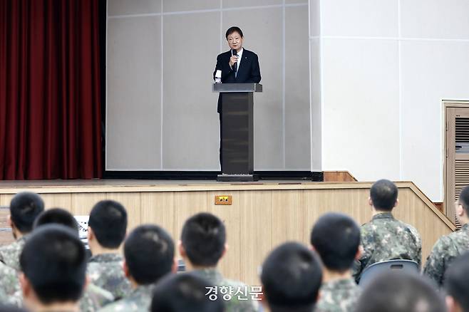 지난달 30일 이찬진 금융감독원장이 전남 광주 육군 제31보병사단을 방문해 장병들을 대상으로 금융교육을 하고 있다. 금융감독원 제공