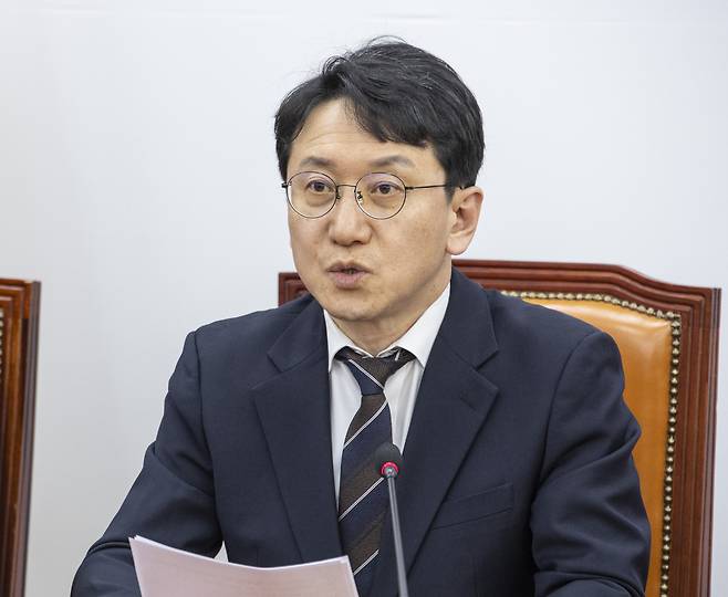 더불어민주당 천준호 원내운영수석부대표가 지난달 5일 국회에서 열린 정책조정회의에서 발언하고  있다. 연합뉴스