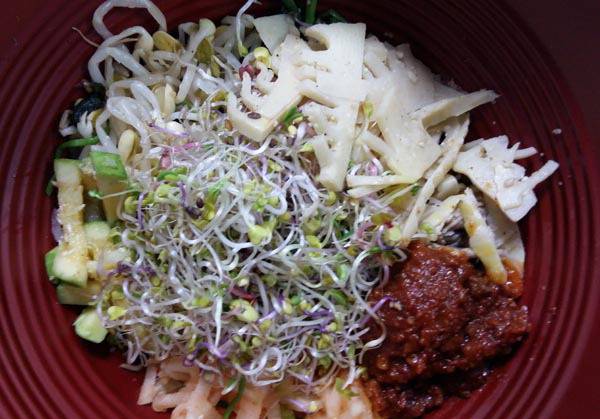 죽순을 넣은 비빔밥.