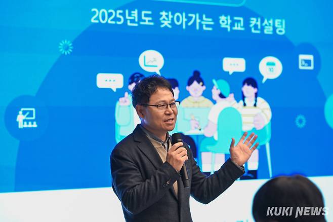 14일 제주 엠버퓨어힐 호텔앤리조트에서 열린 ‘2025년도 찾아가는 학교 컨설팅’ 프로그램 성과공유회에서 변영철 제주대 컴퓨터공학과 교수(사업단장)가 발표를 하고 있다. 남동균 기자&nbsp;