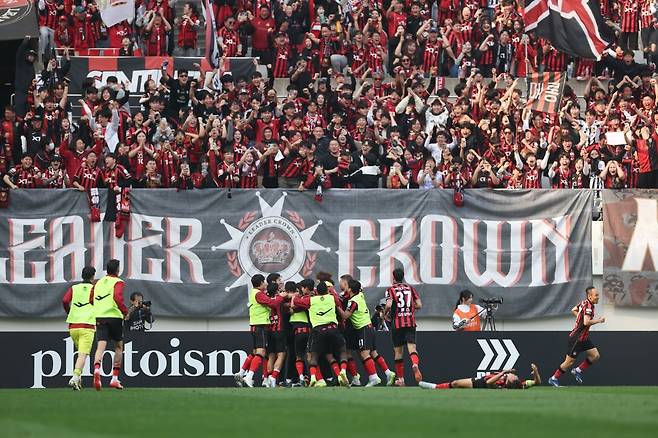 FC서울 선수들이 지난 11일 전북 현대와의 K리그1 2026 7라운드 홈 경기에서 후반 50분 결승골을 넣은 뒤 기뻐하고 있다. 한국프로축구연맹 제공