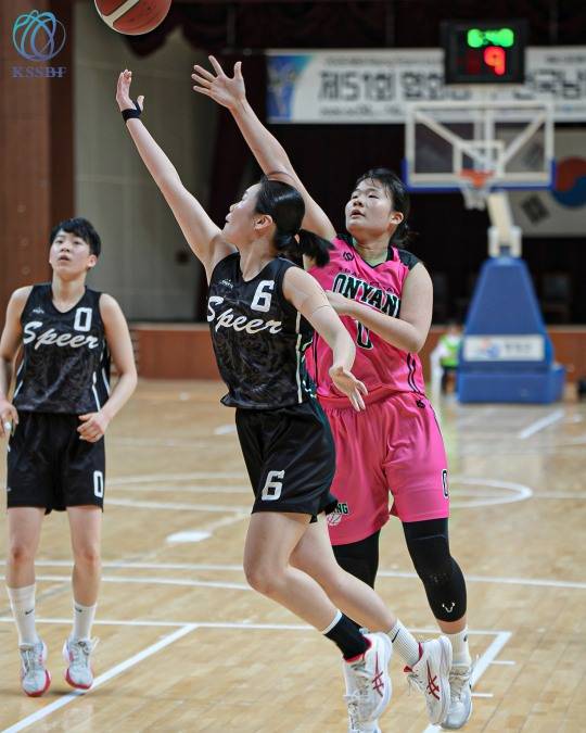 여고부 최우수선수 광주수피아여고 임연서(가운데)가 온양여고와의 결승에서 상대 공격을 막아내고 있다. [한국중고농구연맹 제공]