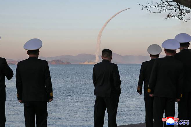 김정은 북한 국무위원장이 취역을 앞둔 5천t급 신형 구축함 ‘최현호’에서 진행된 미사일 시험 발사를 또 참관했다. [조선중앙통신·연합뉴스]