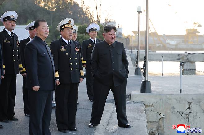 김정은 북한 국무위원장이 취역을 앞둔 5천t급 신형 구축함 ‘최현호’에서 진행된 미사일 시험 발사를 또 참관했다. [조선중앙통신·연합뉴스]