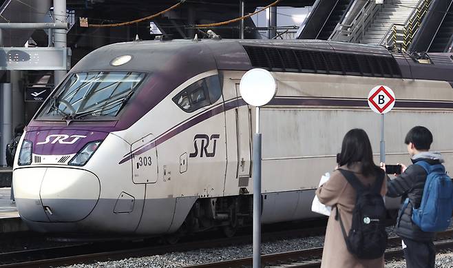 KTX·SRT 시범 교차운행 첫 날인 25일 오후 서울 용산구 서울역에서 부산발 SRT가 출발하고 있다. KTX는 수서역에서 부산역을, SRT는 서울역에서 부산역을 매일 각 1회 왕복 운행한다.  시범 교차운행 기간 동안 수서역발 KTX 운임은 기존 SRT와 동일하게 운영된다. 서울역발 SRT는 기존 KTX 대비 평균 10% 낮은 운임이 적용된다. 2026.2.25/뉴스1