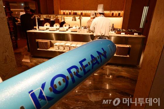 지난 1월13일 오전 인천국제공항 제2여객터미널에서 리뉴얼을 마친 대한항공 프레스티지 동편 좌측 라운지가 공개돼 관계자들이 식음료 공간을 점검하고 있다. /사진=김창현