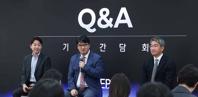 (왼쪽부터) 딥엑스 고범석 이사, 김녹원 대표, 조영호 CFO가 기자간담회에서 기자들의 질문에 답변하고 있다./사진=딥엑스