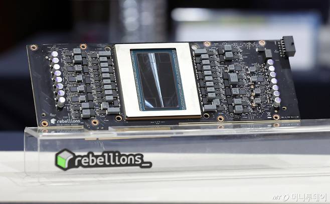 지난 3월 17일 서울 중구 프레스센터에서 열린 국민성장펀드 'K-엔비디아 프로젝트' 민관 합동간담회에서 AI 반도체 기업인 리벨리온 제품이 놓여 있다. /사진=뉴시스