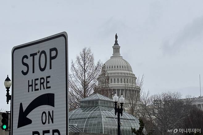 [워싱턴=뉴시스] 이윤희 특파원 = 미국 하원 법사위원회가 해롤드 로저스 쿠팡 한국법인 임시대표를 불러 쿠팡 사태 관련 비공개 증언청취(deposition)를 진행한 23일(현지 시간) 미 워싱턴DC 국회의사당 건물이 흐린 하늘 아래 보이고 있다. 2026.02.24. sympathy@newsis.com /사진=류현주