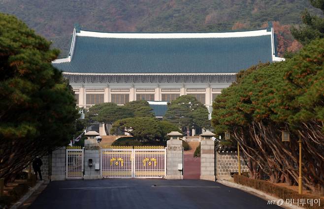 [서울=뉴시스] 홍효식 기자 = 24일 서울 종로구 청와대 전경.  대통령실이 다음 달 중순부터 시설·보안 점검 상태와 부서별 준비 상황에 맞춰 청와대로 순차 이전한다. 대통령실 관계자는 "아직 마무리해야 할 시설·보안 공사 등이 남아 있어 청와대 이전은 12월 둘째 주부터 본격적으로 시작될 것"이라고 23일 밝혔다. 2025.11.24. yesphoto@newsis.com /사진=홍효식