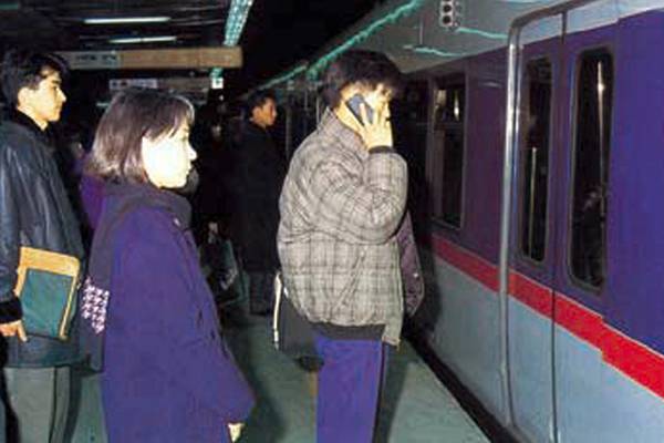 1996년 10월부터 지하철 2호선 4개 역사와 지하상가 등 전파 음영지역에 순차적으로 디지털 이동전화 서비스를 개시했다. 고객이 지하철을 기다리며 이동전화 서비스를 이용하는 모습. /사진=SK텔레콤