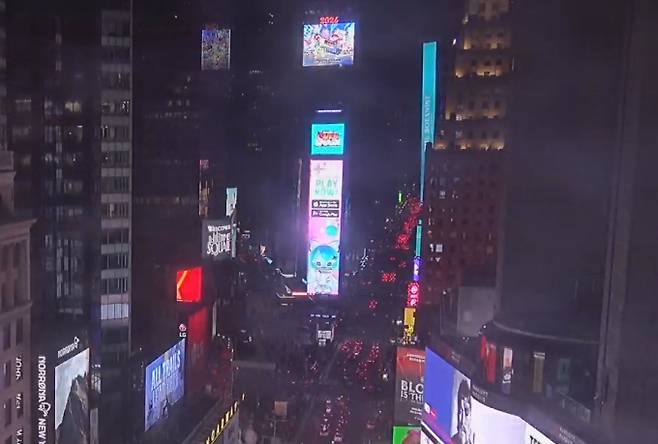 데브시스터즈가 신작 부진에 따른 주가 하락을 겪고있는 가운데 뉴욕 타임스퀘어에 수억원을 호가하는 광고(사진 정중앙)를 집행했다. /사진=EarthCam 캡처