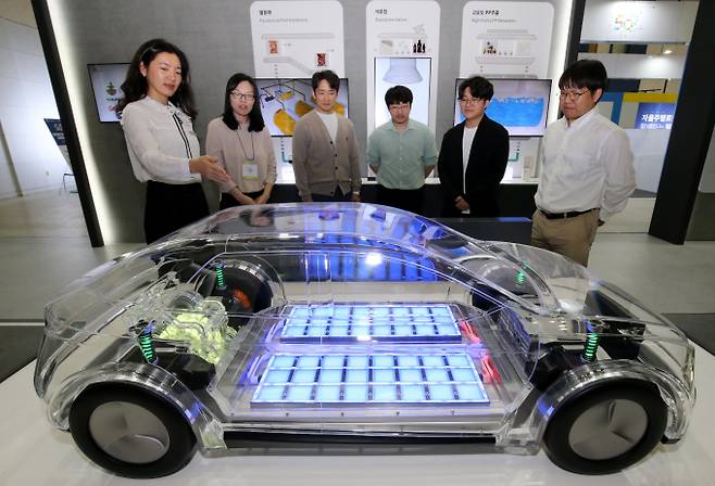 정유사들의 윤활유 사업이 전기차와 AI데이터센터 확대로 인해 안정적인 캐시카우로 거듭나고 있다. 사진은 대덕연구개발특구 50주년 기념 기술사업화 박람회 및 우수성과 전시회서 SK이노베이션이 선보인 'EV Fluid 차세대 윤활유 솔루션'. /사진=뉴스1