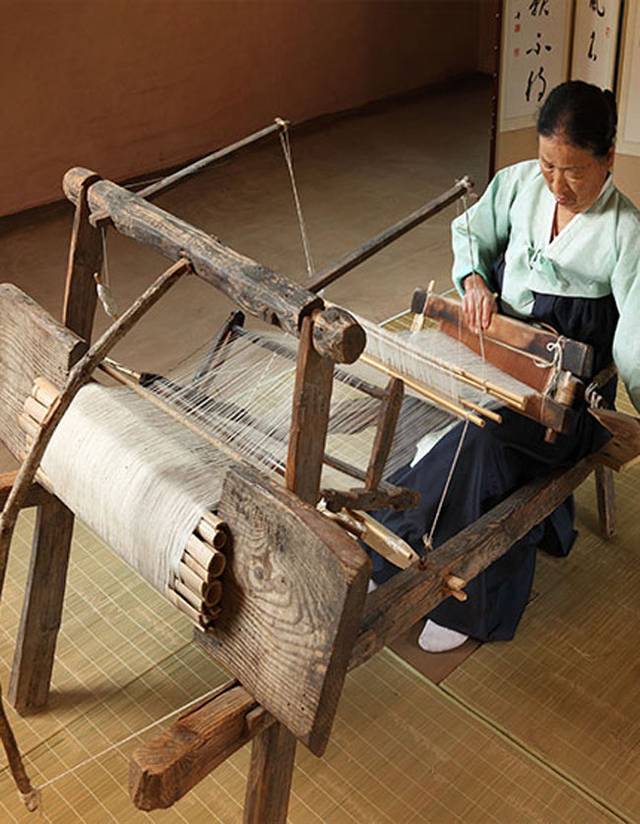 나주 샛골나이 국가무형문화재 보유자인 어머니(노진남)의 베 짜는 모습.  국가유산청 제공