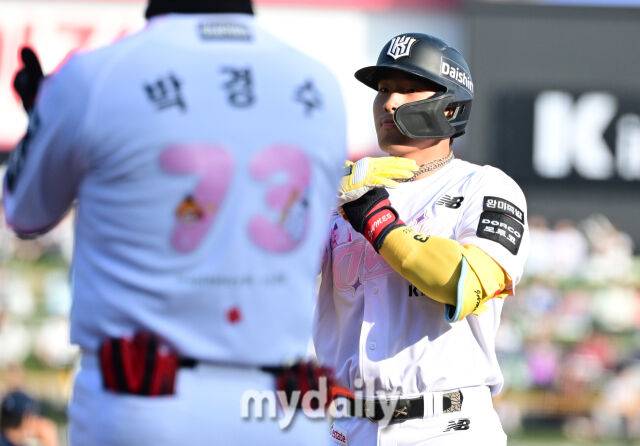 2026년 4월 11일 오후 경기도 수원KT위즈파크에서 열린 '2026 신한 SOL KBO리그' 두산 베어스와 KT 위즈의 경기. KT 안현민이 1회말 2사 후 안타를 친 뒤 기뻐하고 있다./마이데일리