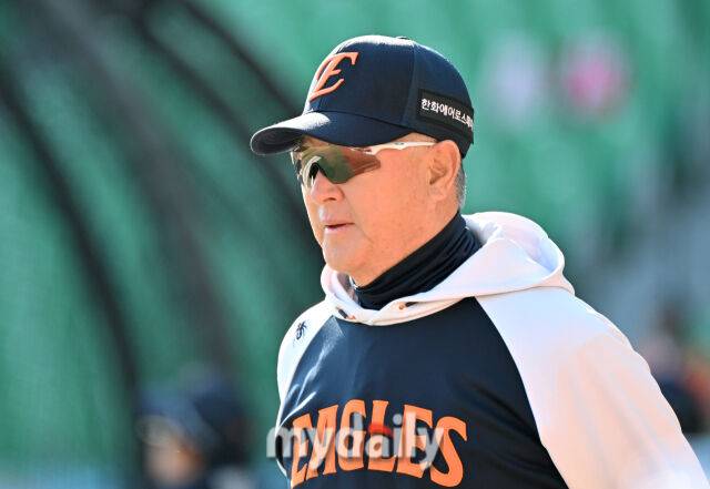 한화 김경문 감독이 7일 오후 인천 SSG랜더스필드에서 진행된 '2026 프로야구 KBO리그' SSG랜더스와의 경기전 훈련에서 선수들을 지켜보고 있다./마이데일리